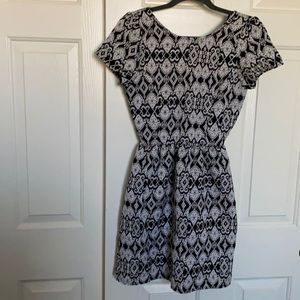 Juniors XS black and white pattern dress